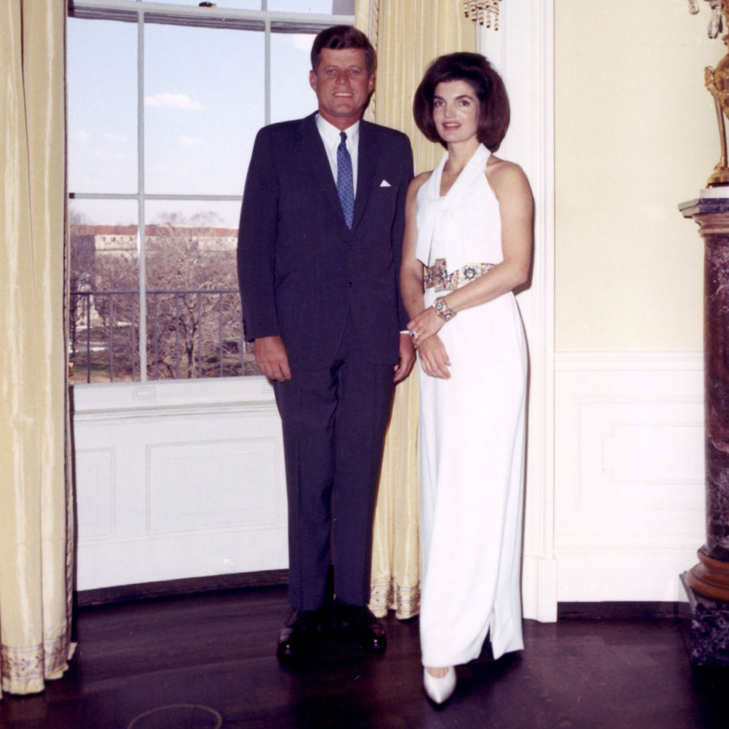 Jackie Kennedy - styl, który inspiruje kobiety do dziś. Poznaj kultowe stylizacje ikony mody!
